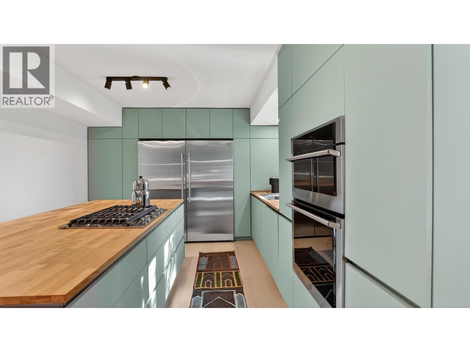 2221 BOWSER AVENUE, North Vancouver