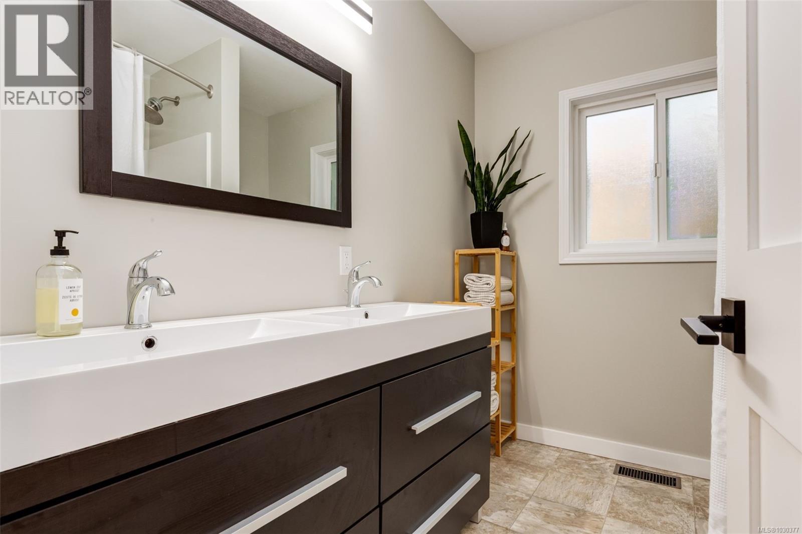 2445 Holyrood Dr, Nanaimo