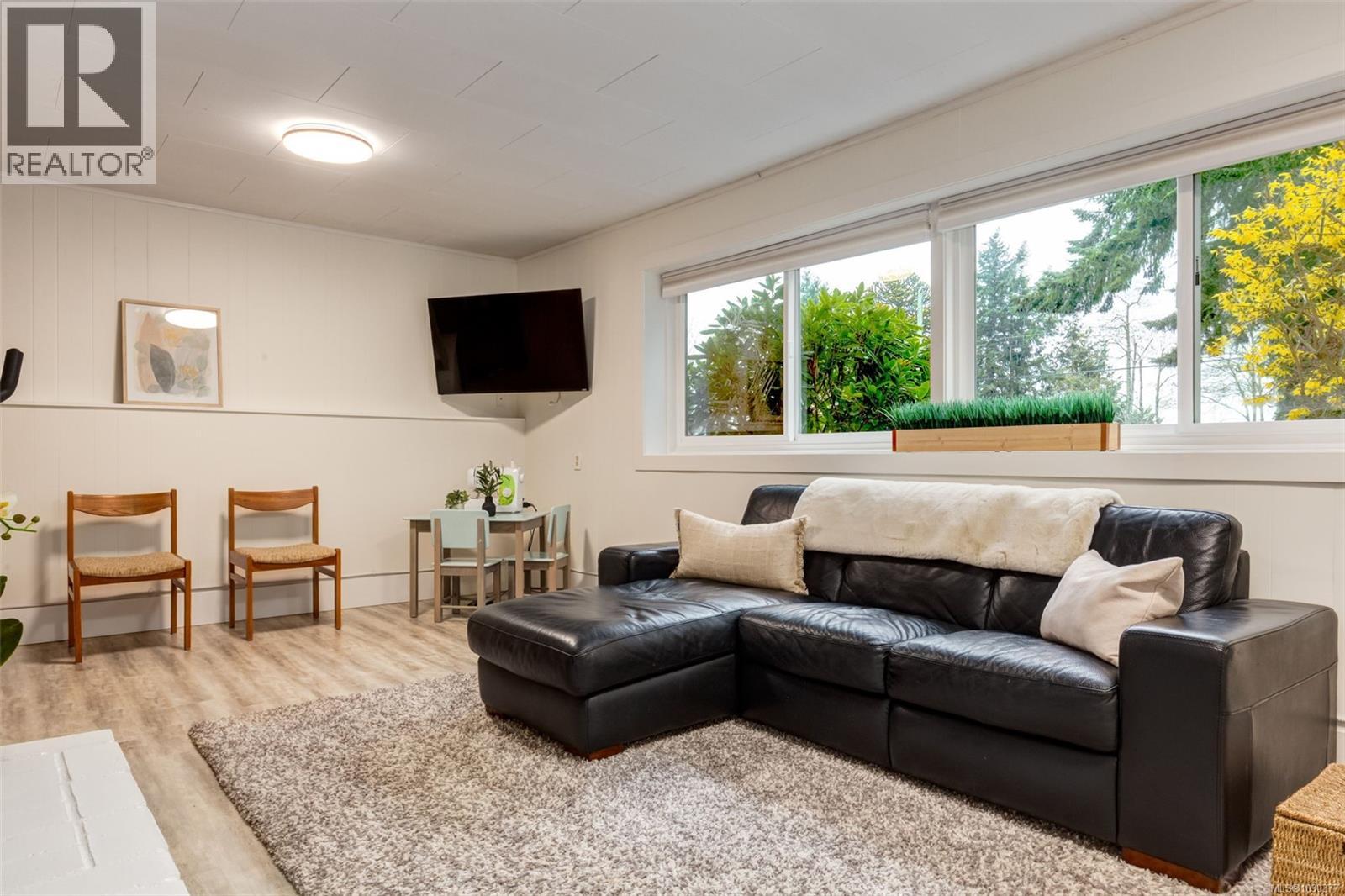 2445 Holyrood Dr, Nanaimo