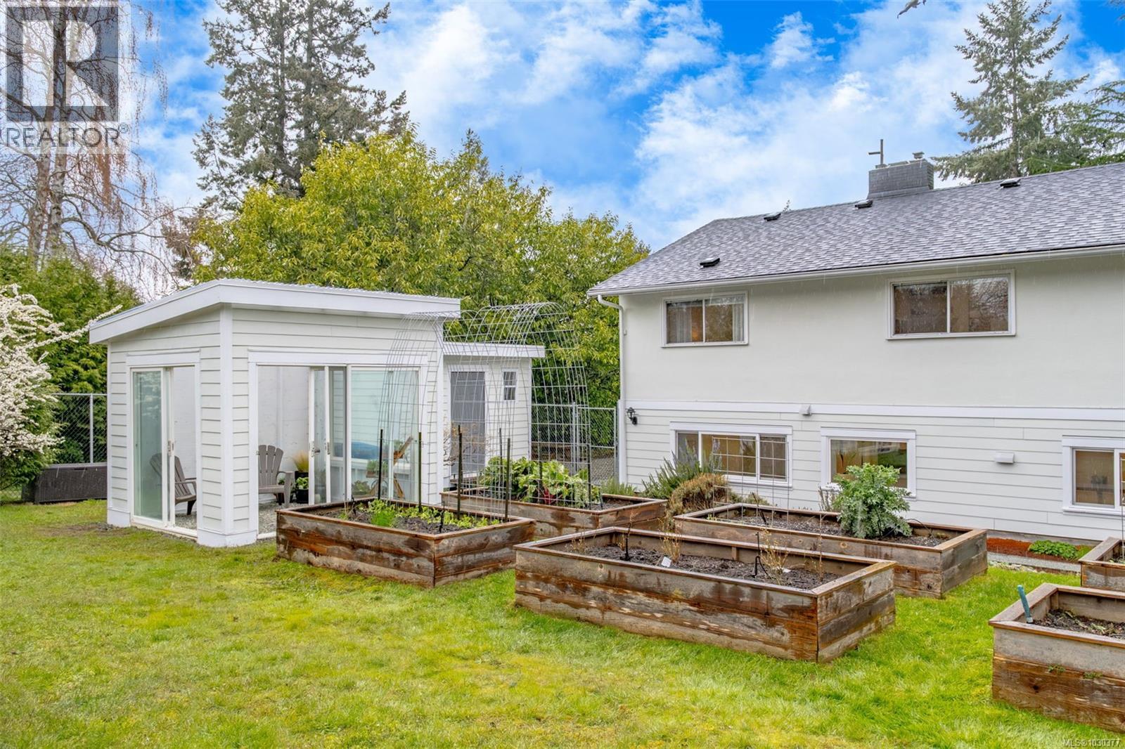 2445 Holyrood Dr, Nanaimo