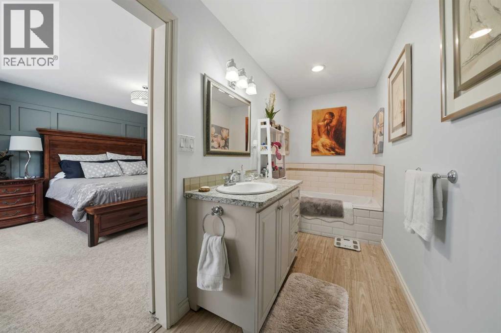 Single Family House for Sale in   Avenue Mountview Red Deer 