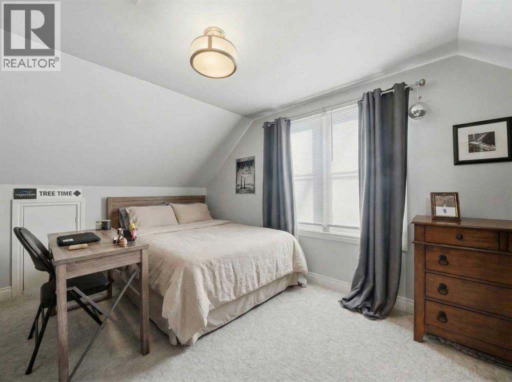 Single Family House for Sale in   Avenue Mountview Red Deer 