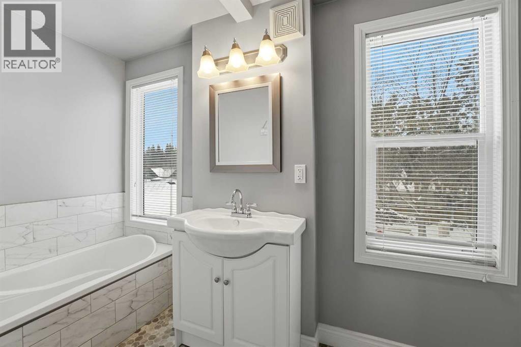 Single Family House for Sale in   Avenue Mountview Red Deer 