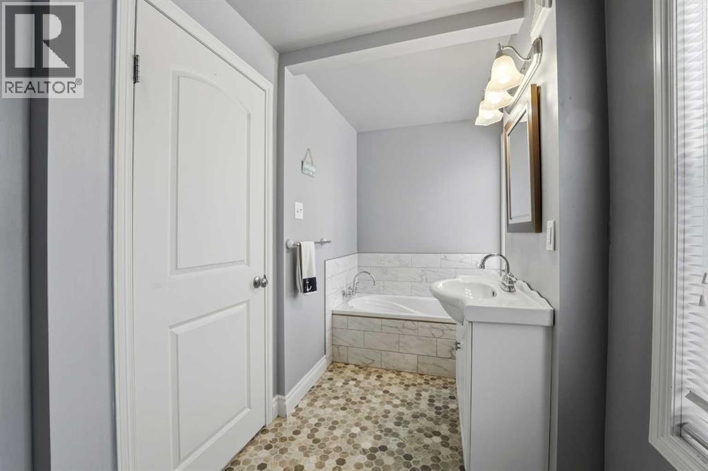 Single Family House for Sale in   Avenue Mountview Red Deer 