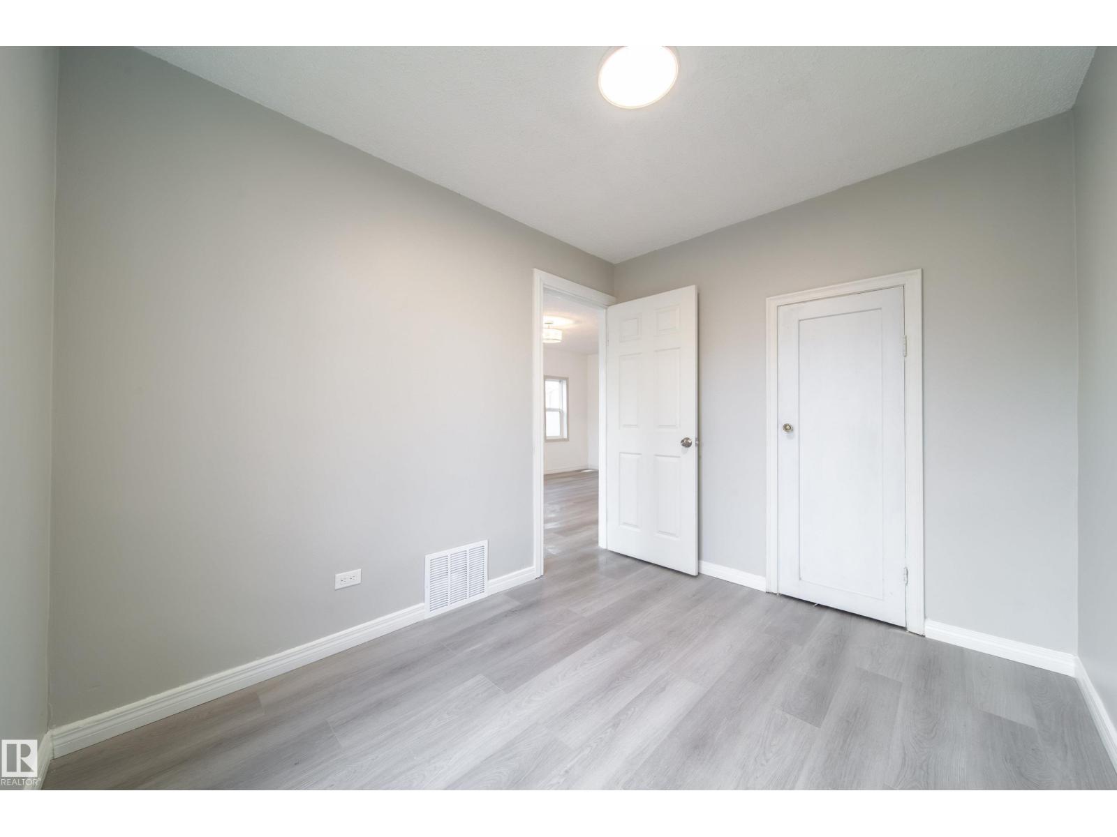 11912 77 ST NW - 9