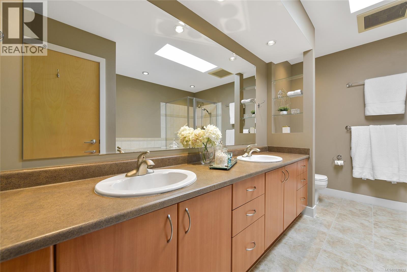 5392 Sayward Hill Cres, Saanich