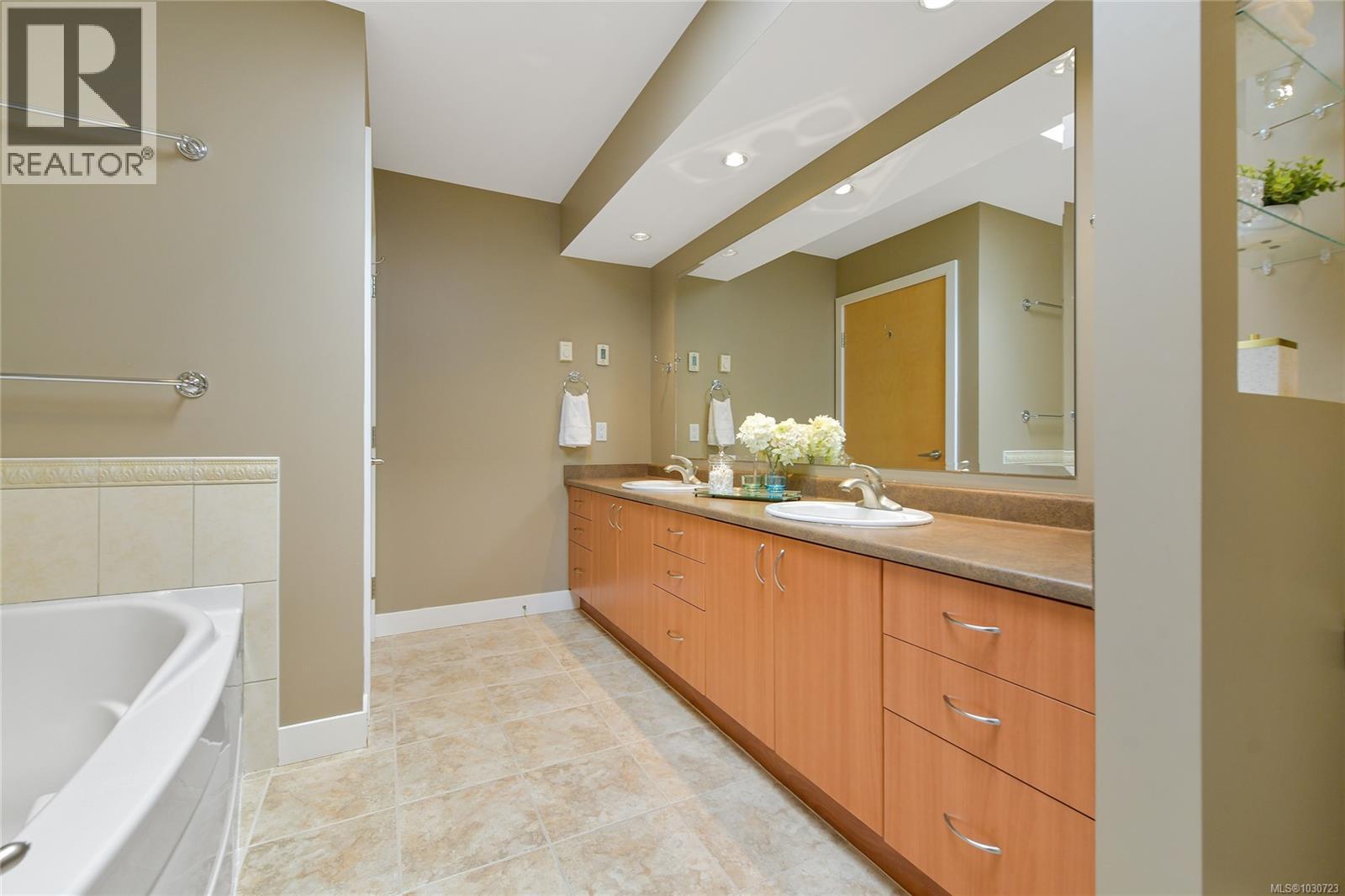 5392 Sayward Hill Cres, Saanich