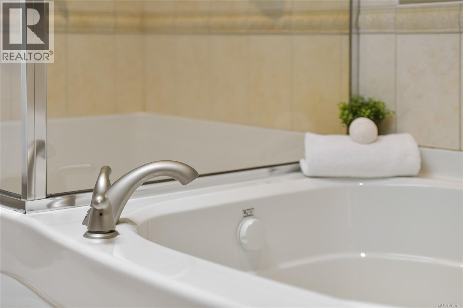 5392 Sayward Hill Cres, Saanich