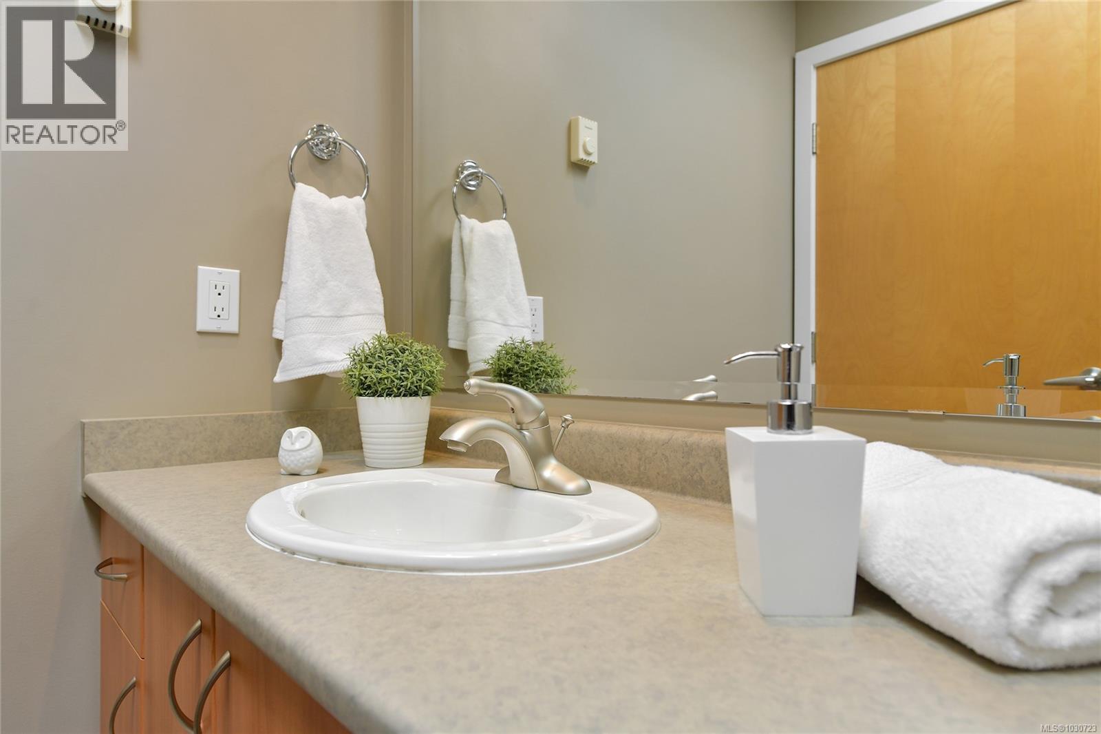 5392 Sayward Hill Cres, Saanich