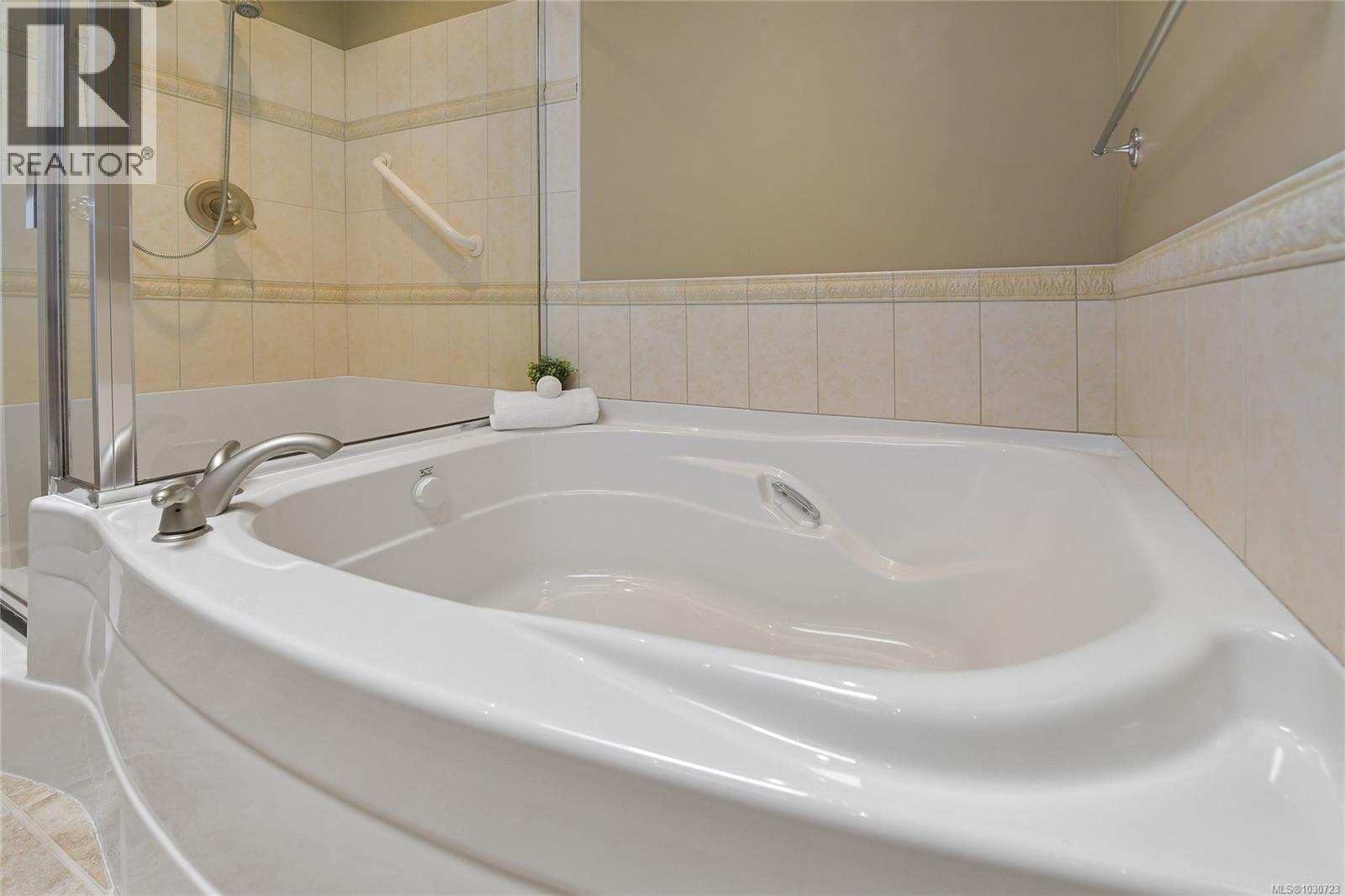 5392 Sayward Hill Cres, Saanich