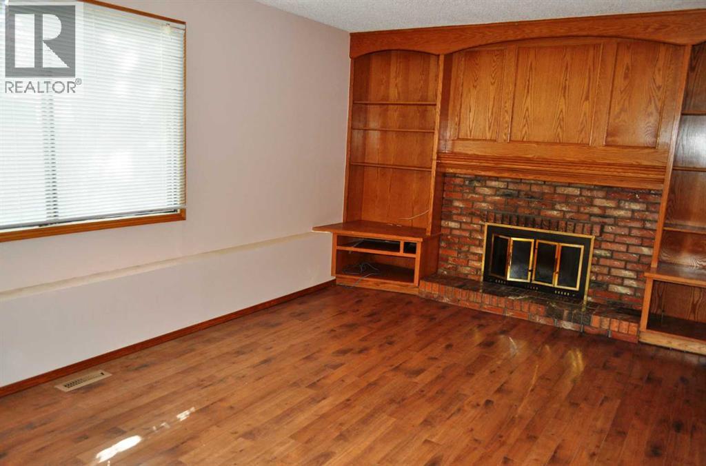 Single Family House for Sale in  Woodside Circle SW Woodlands Calgary 