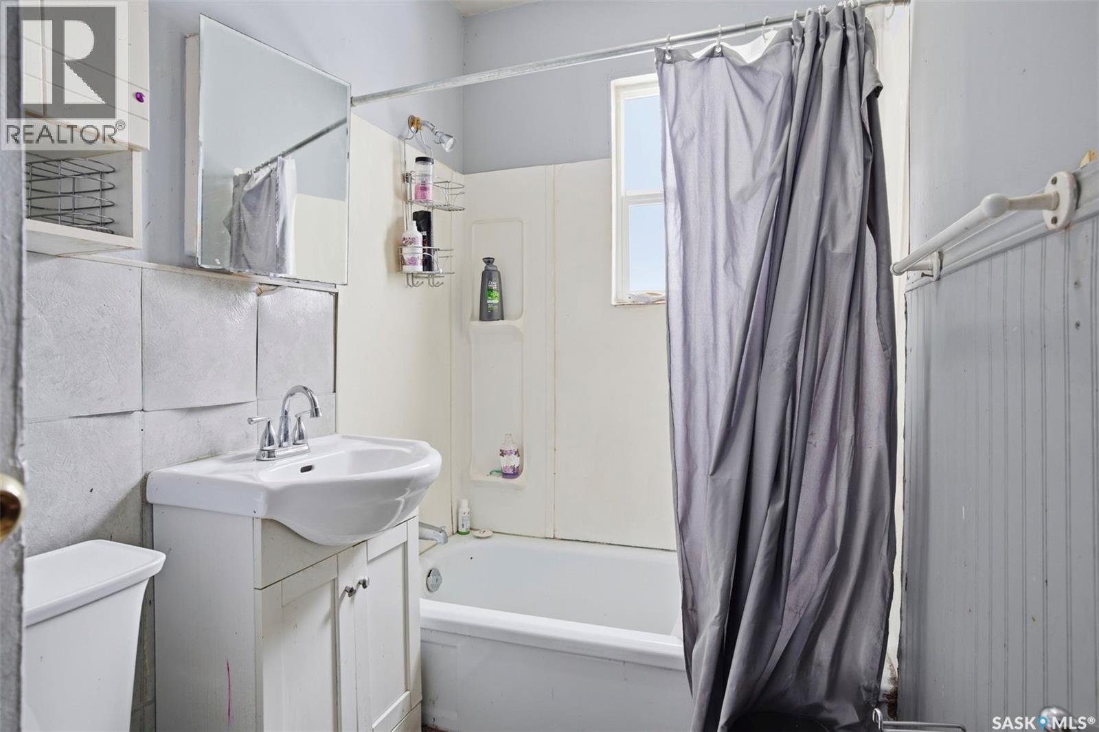 Single Family House Raised bungalow for Sale in  B AVENUE N Saskatoon 