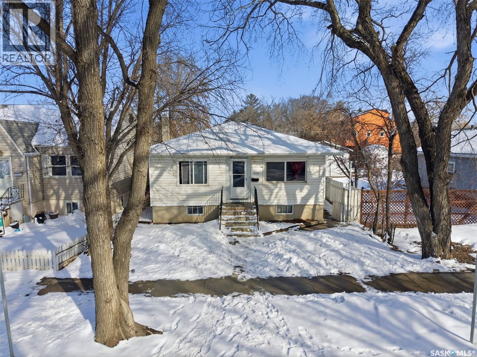 Single Family House Raised bungalow for Sale in  B AVENUE N Saskatoon 