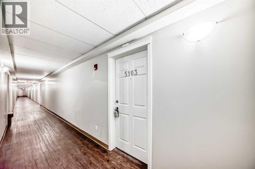 Single Family House for Sale in   COUNTRY VILLAGE Manor NE Country Hills Village Calgary 