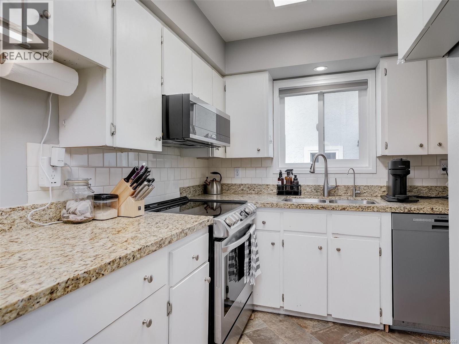 1119 Wychbury Ave, Esquimalt