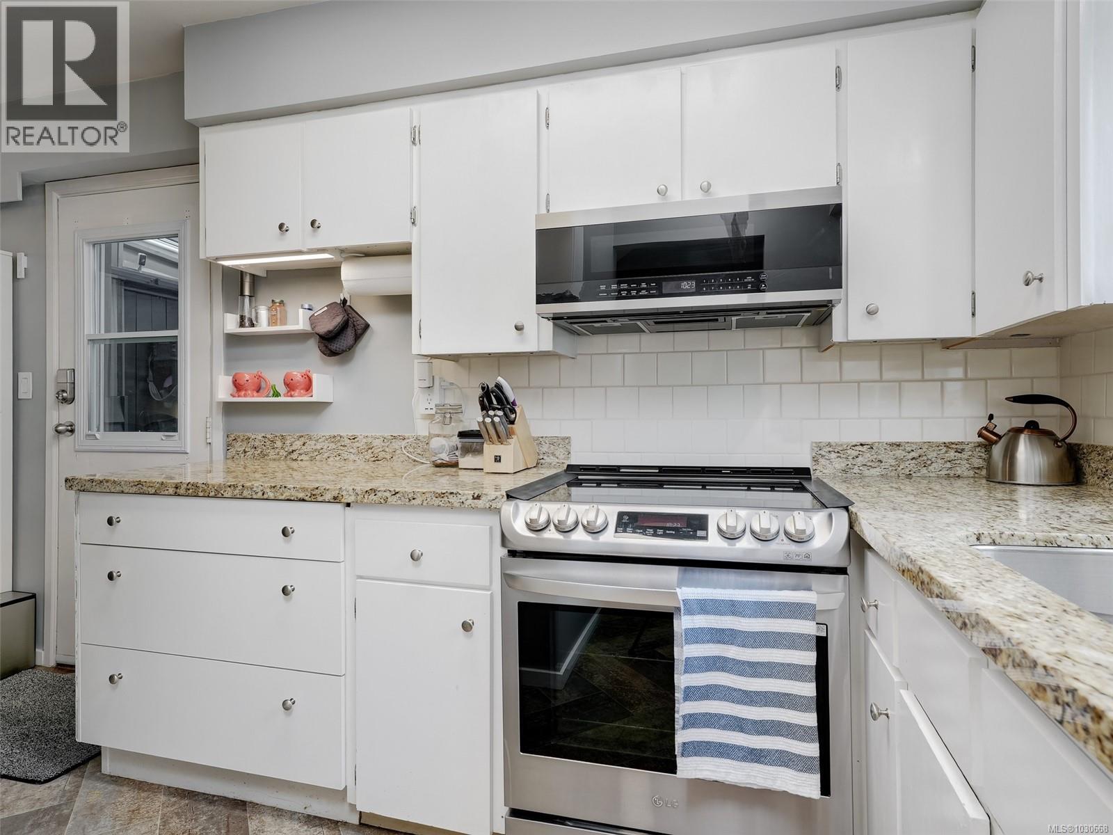 1119 Wychbury Ave, Esquimalt