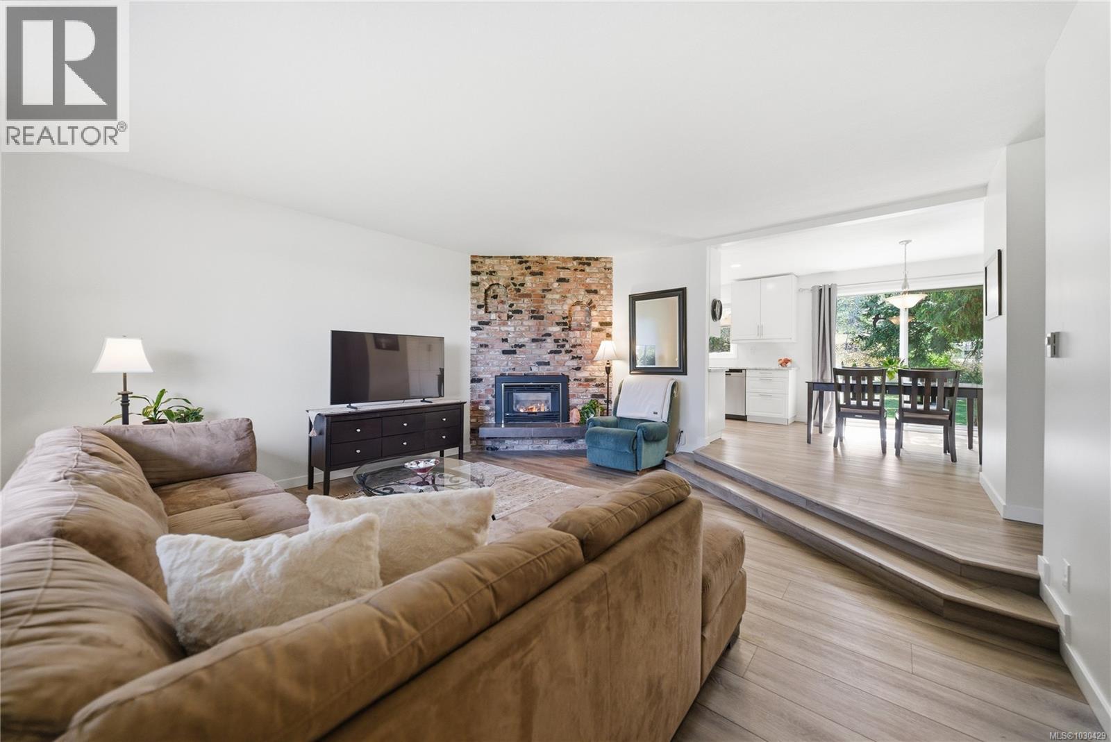 7493 ANDREA CRES - 18