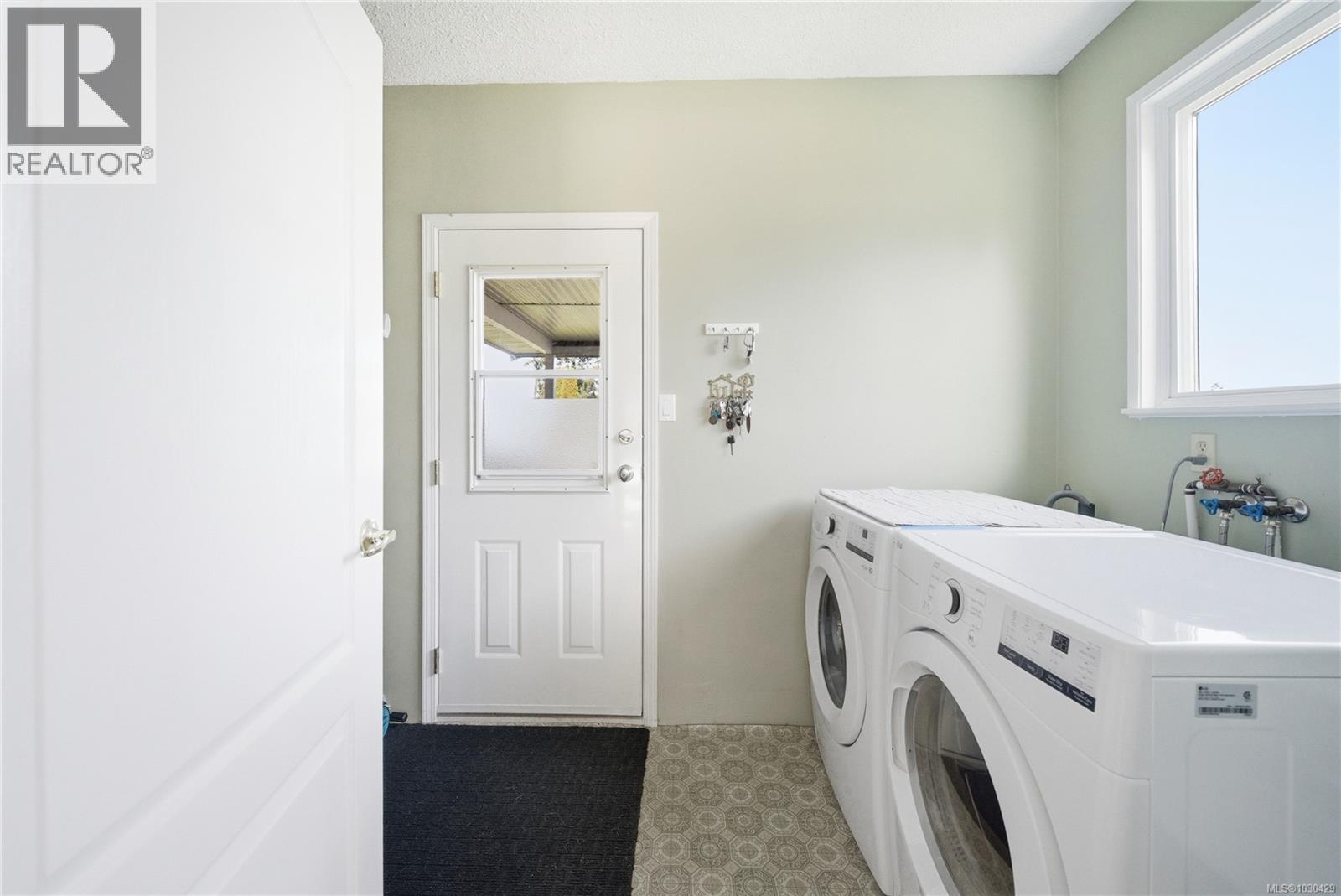 7493 ANDREA CRES - 29