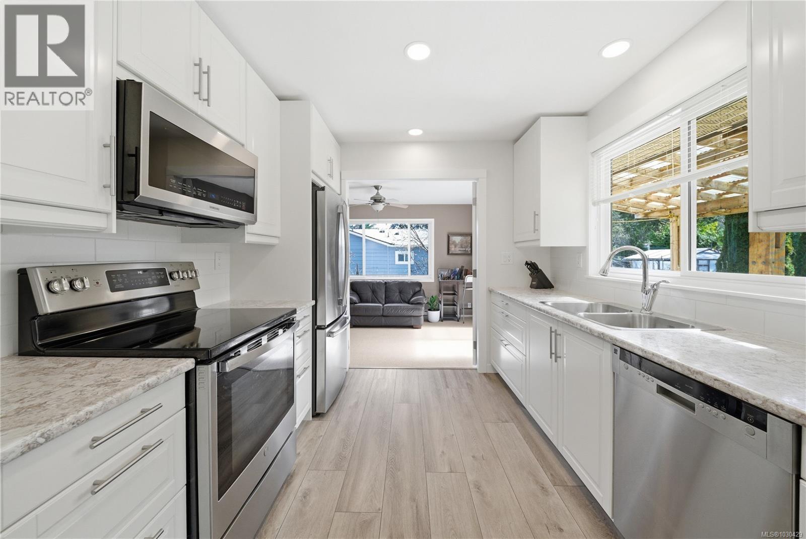 7493 ANDREA CRES - 3