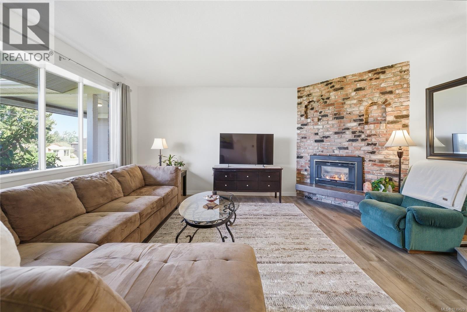 7493 ANDREA CRES - 4