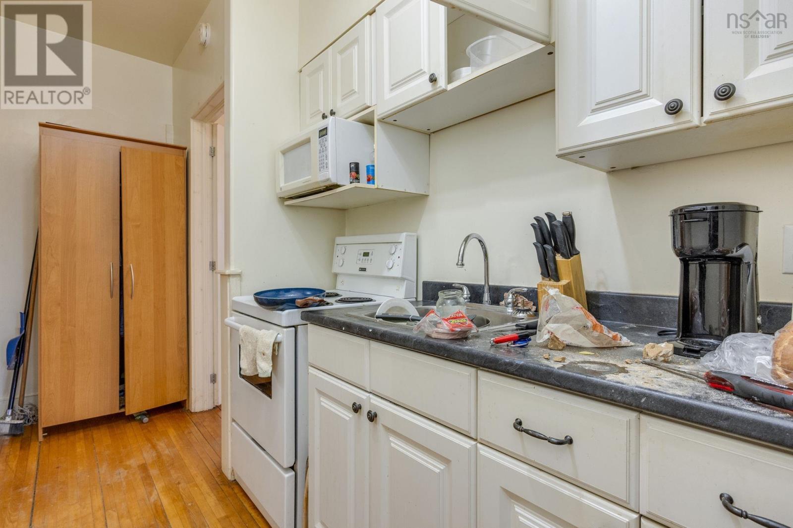 Property 14 of 33 of 225 Granville Street