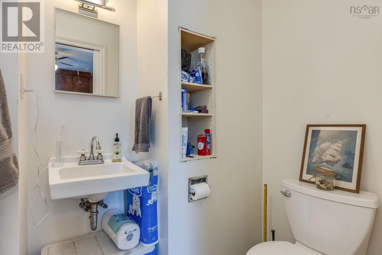 Property 21 of 33 of 225 Granville Street