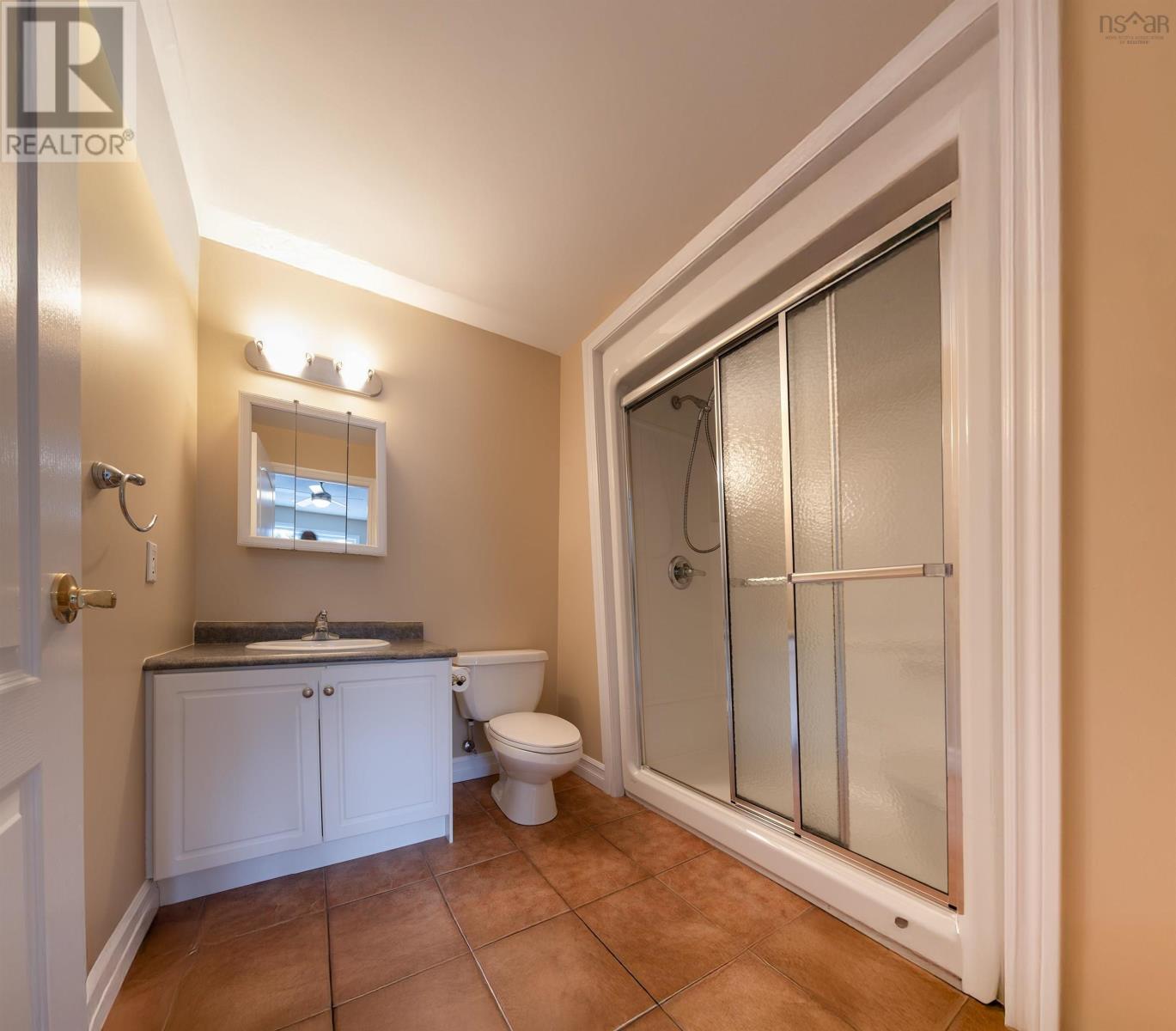 #108 52 WHITEHALL CRESCENT - 15