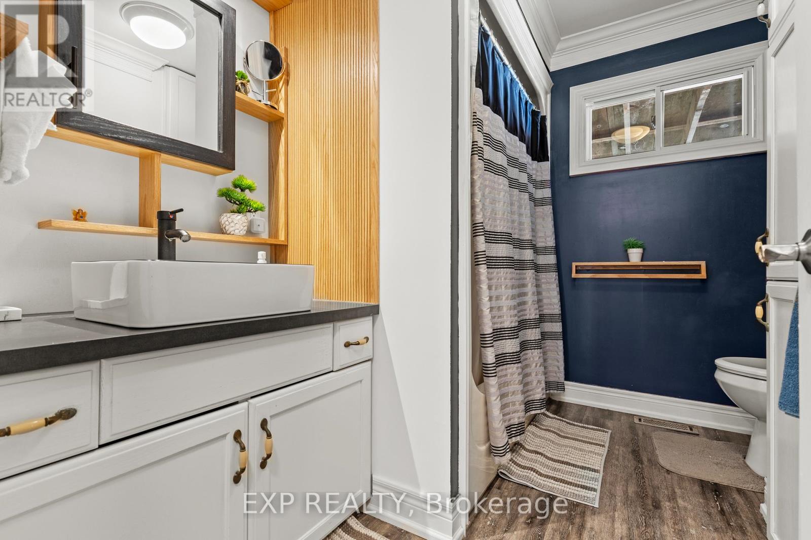 Main Floor 4-piece Bathroom