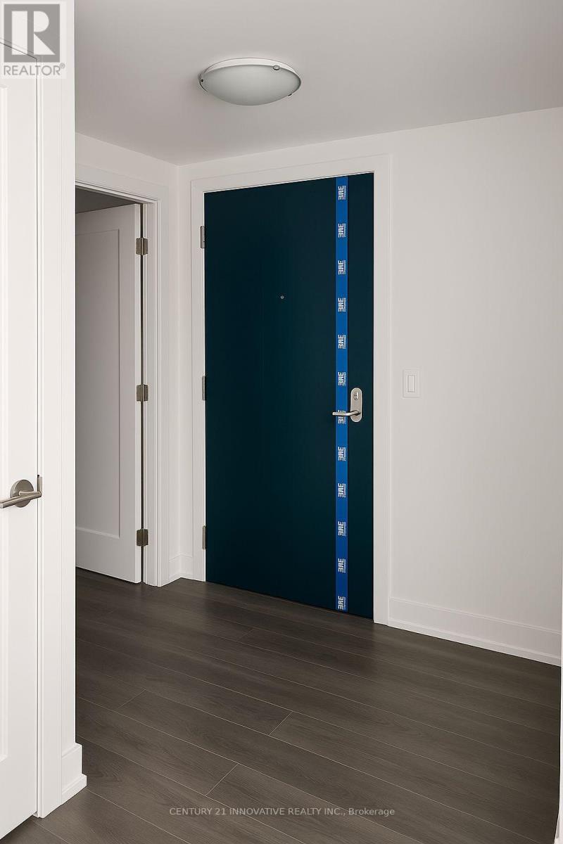 2707 - 2545 SIMCOE STREET N