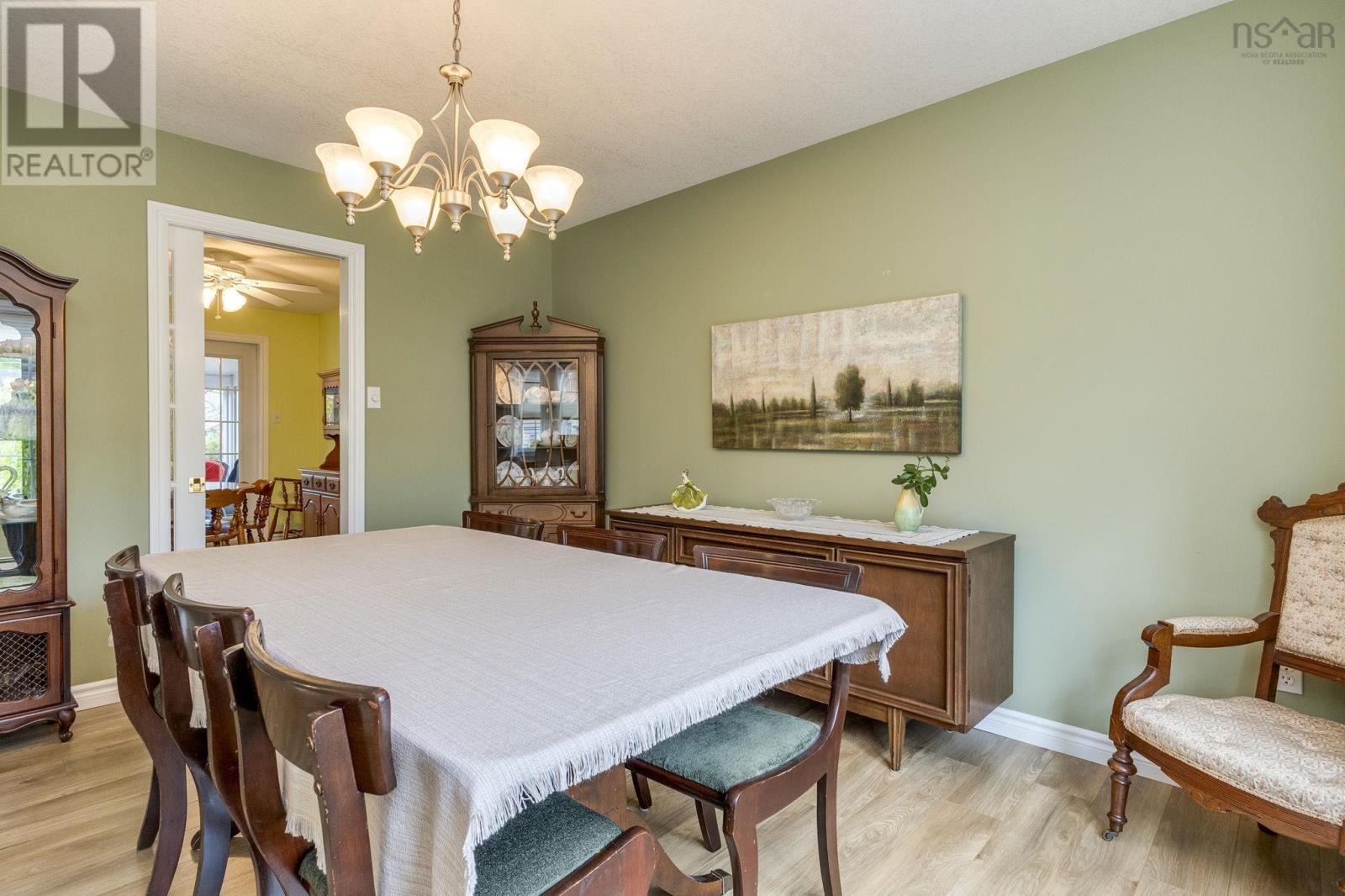 73 GRAVENSTEIN DRIVE - 12