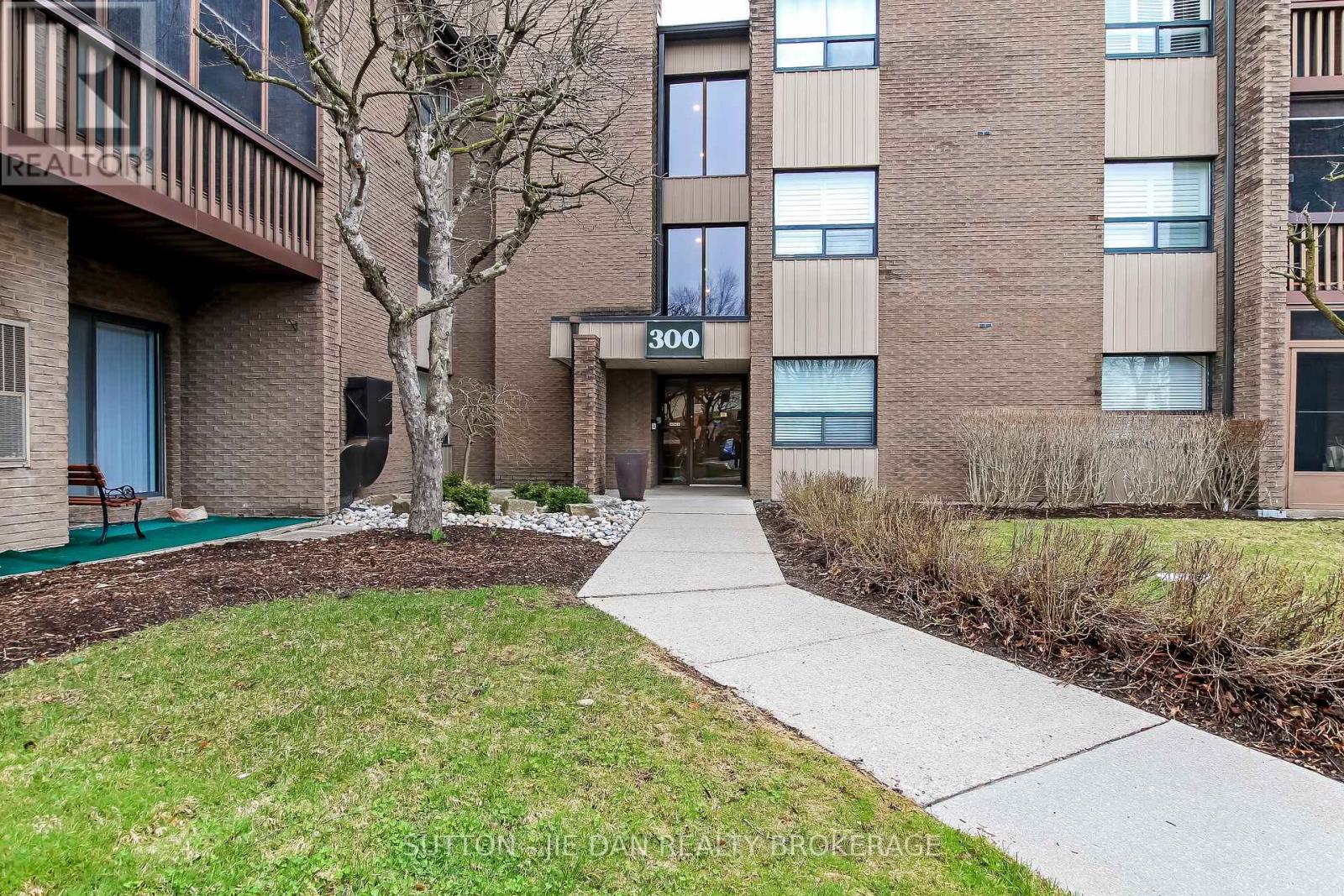 214 - 300 EVERGLADE CRESCENT