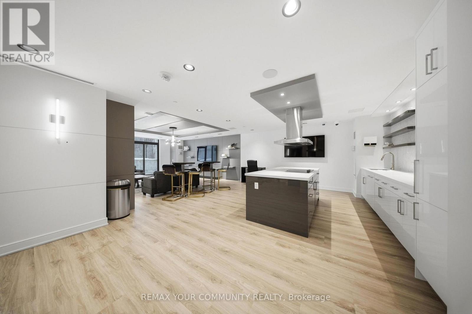 #515 840 ST CLAIR AVENUE W - 33