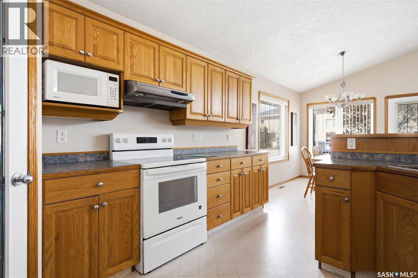 Single Family House Bi-level for Sale in  St James CRESCENT Regina 