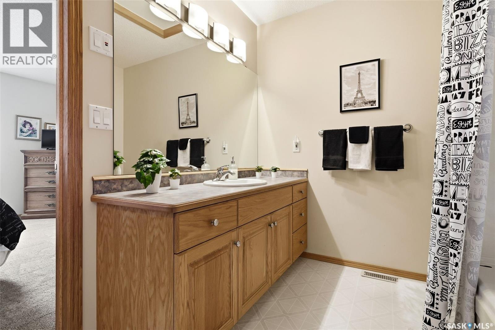 Single Family House Bi-level for Sale in  St James CRESCENT Regina 