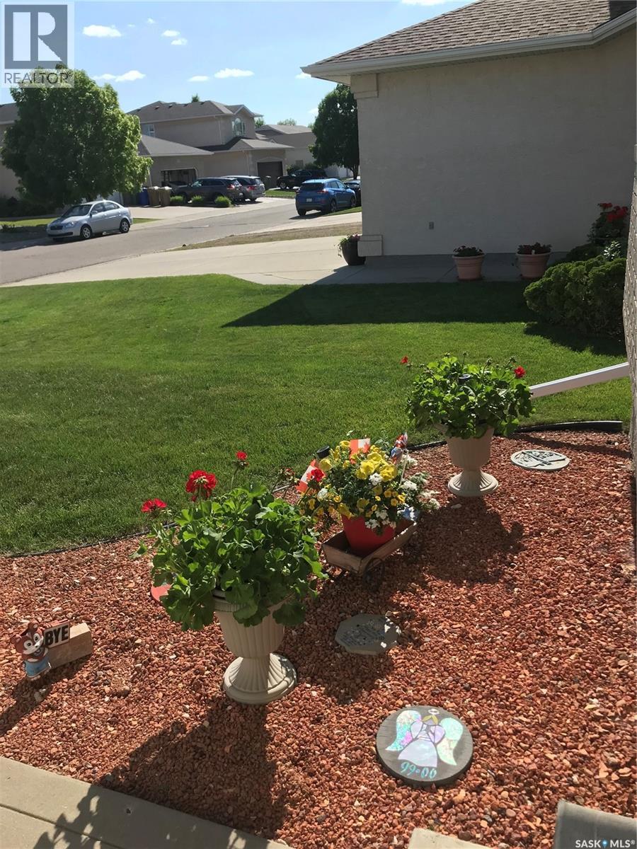 Single Family House Bi-level for Sale in  St James CRESCENT Regina 