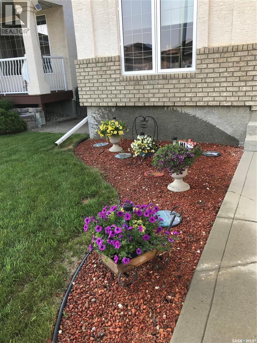 Single Family House Bi-level for Sale in  St James CRESCENT Regina 