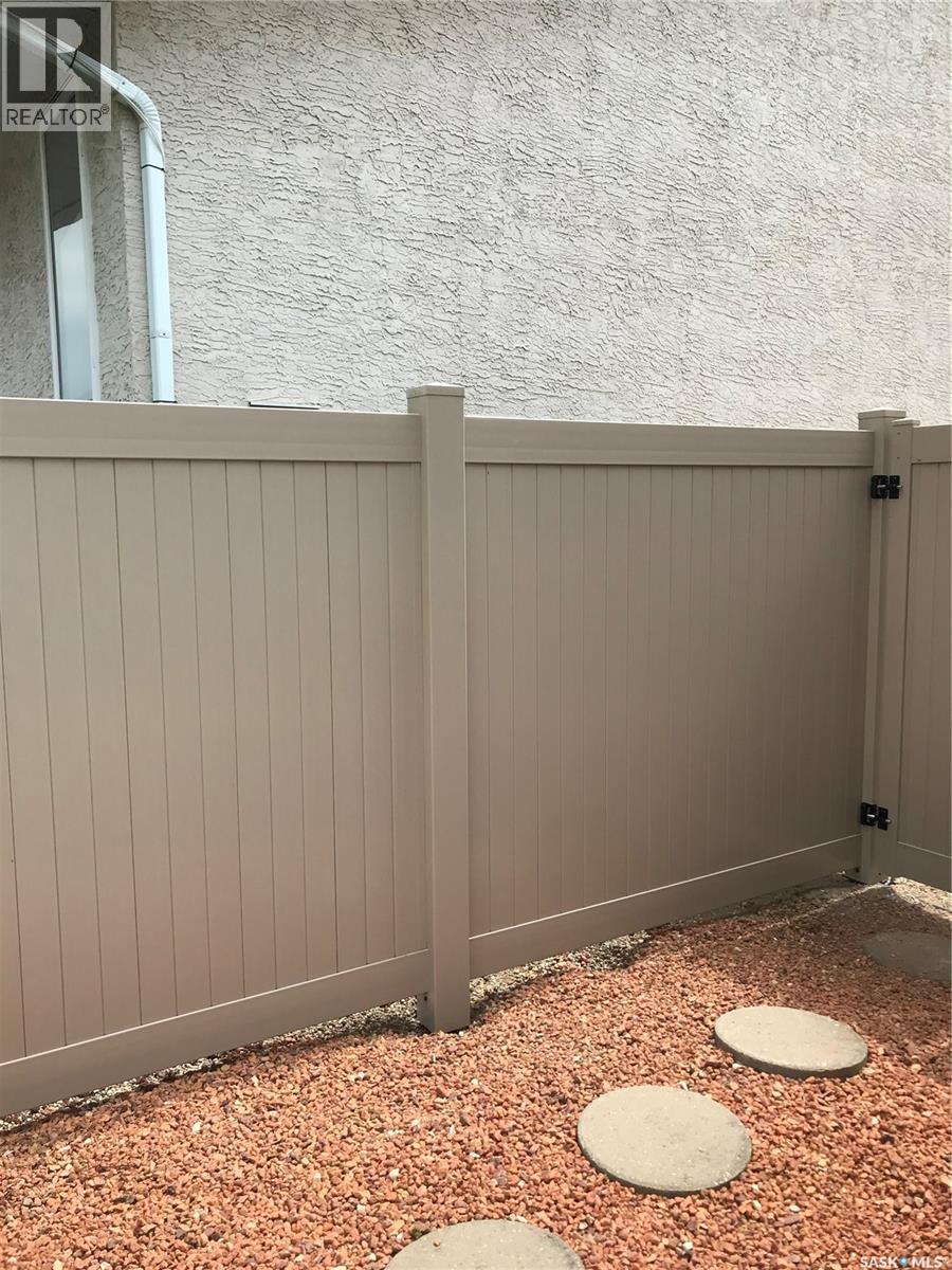 Single Family House Bi-level for Sale in  St James CRESCENT Regina 