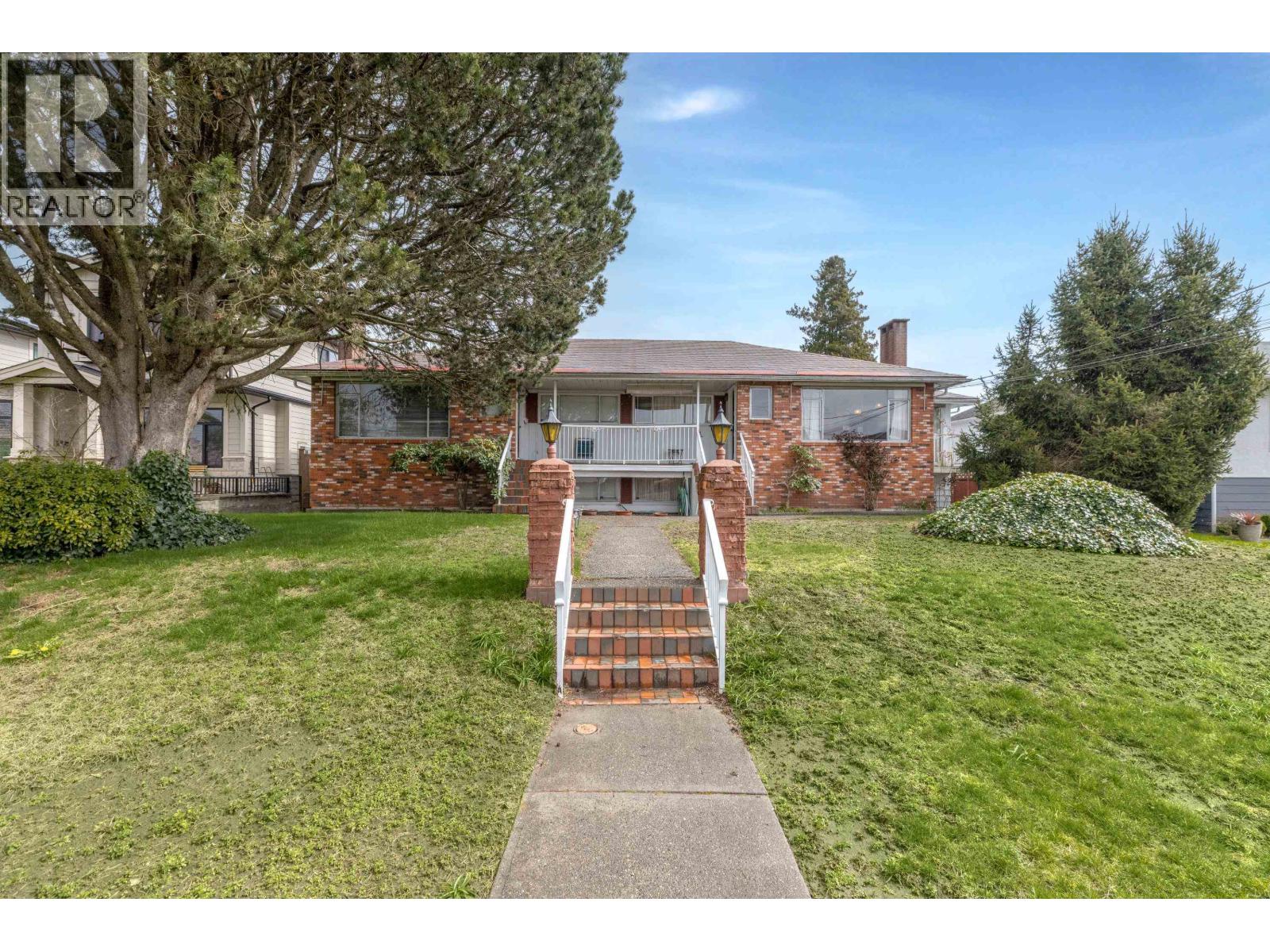 894 INVERGARRY Avenue - main photo