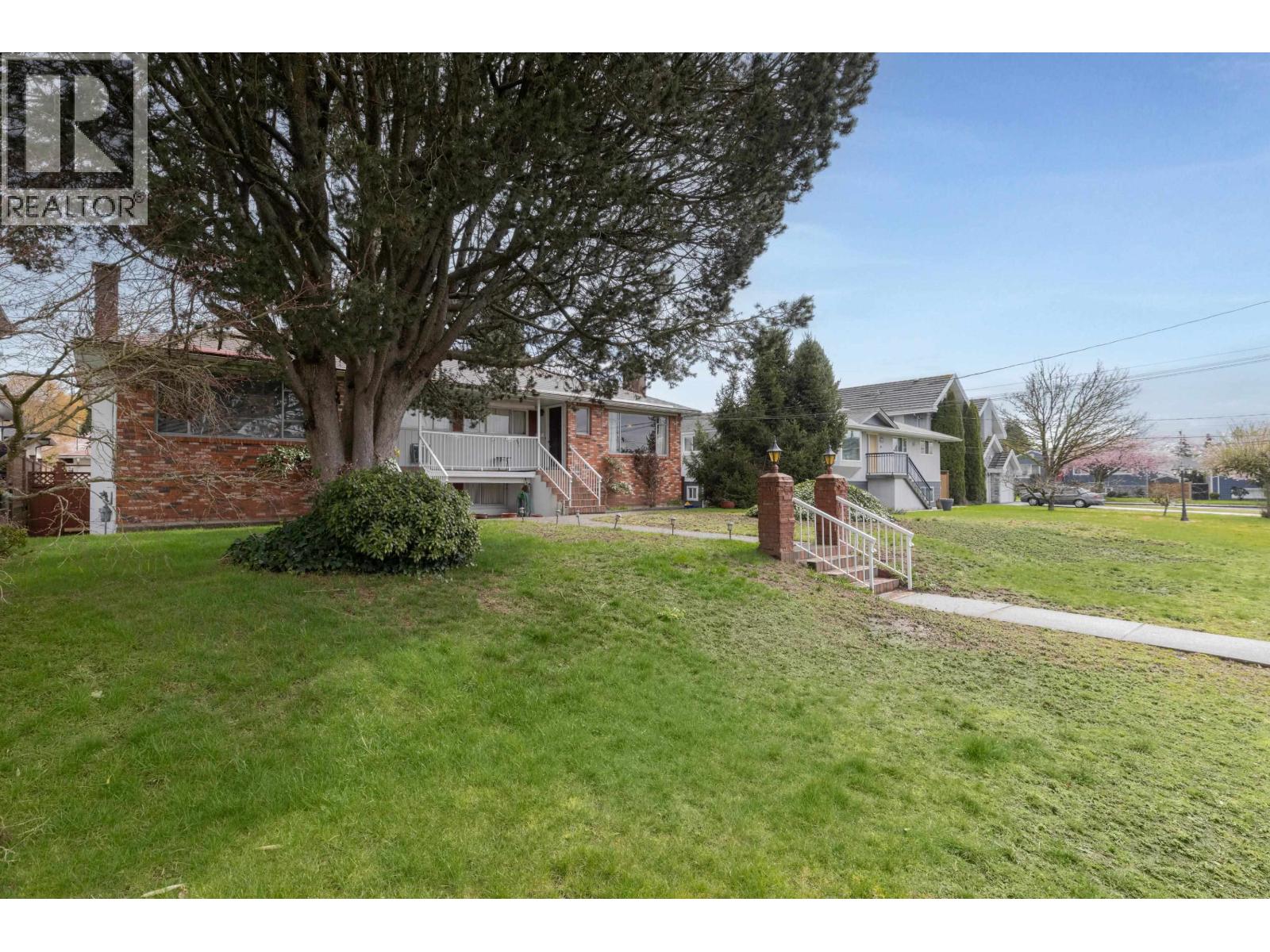 894 INVERGARRY Avenue - photo 2