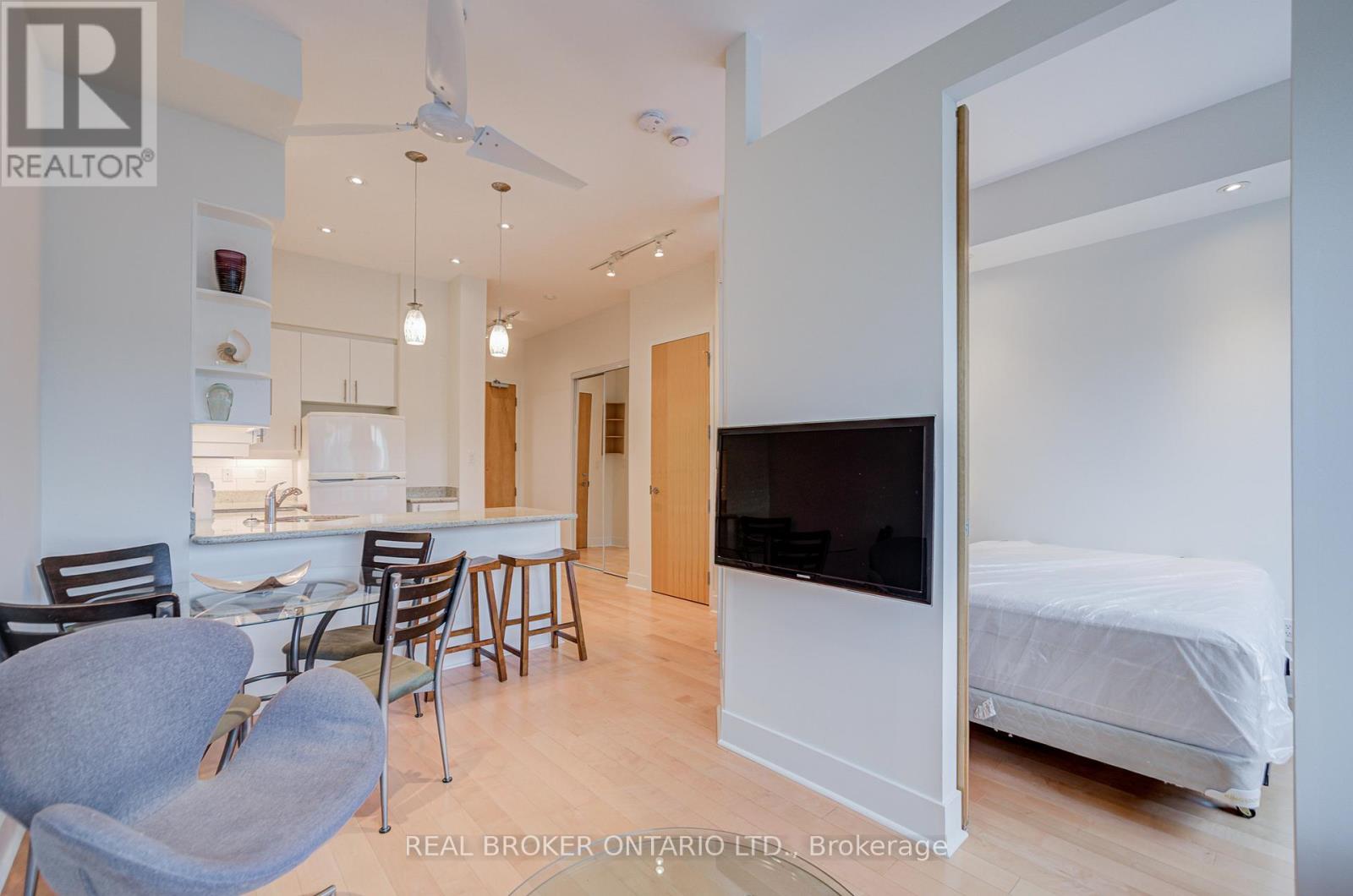 #406 562 EGLINTON AVENUE E - 17
