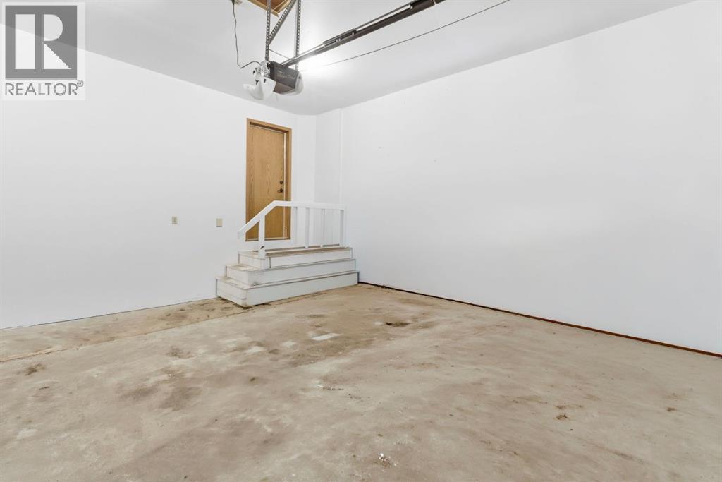 Single Family House Bungalow for Sale in  Edgeland Close NW Edgemont Calgary 