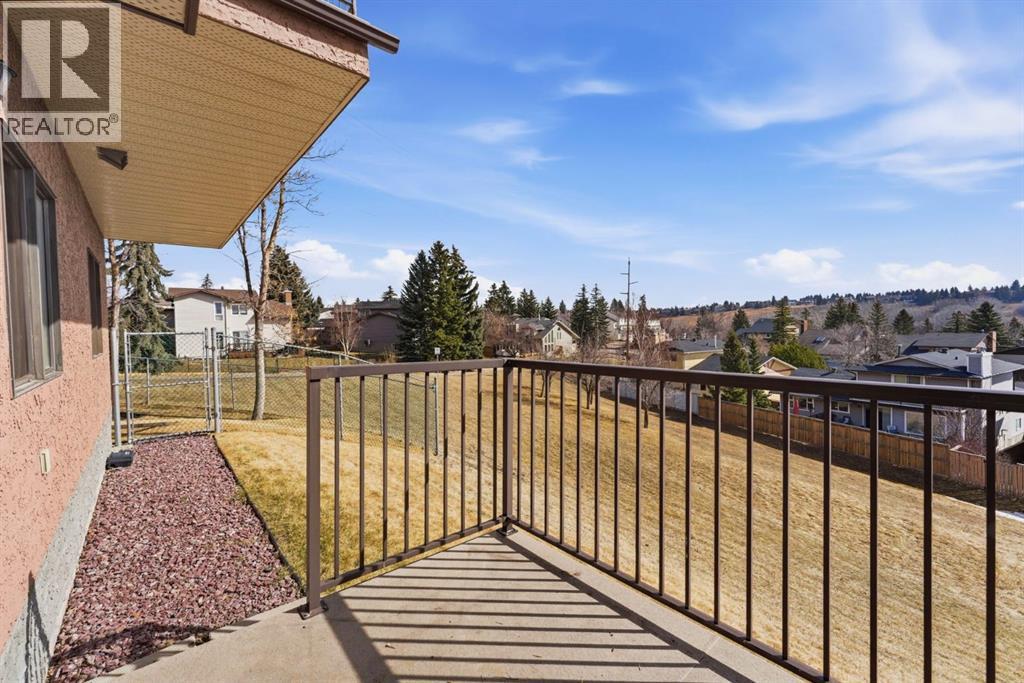 Single Family House Bungalow for Sale in  Edgeland Close NW Edgemont Calgary 