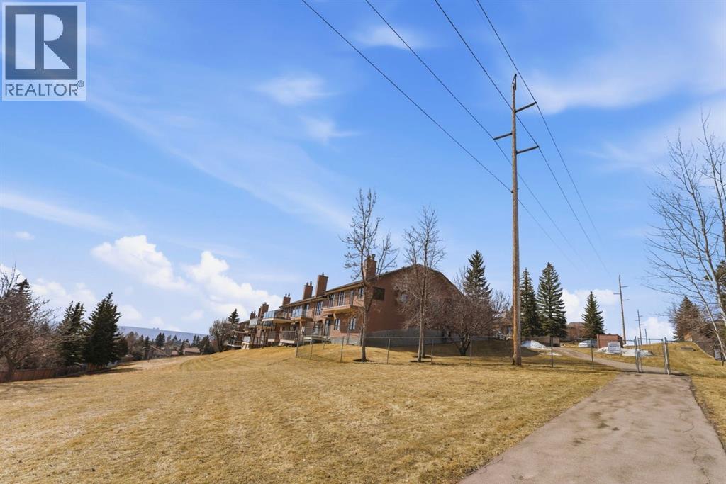 Single Family House Bungalow for Sale in  Edgeland Close NW Edgemont Calgary 