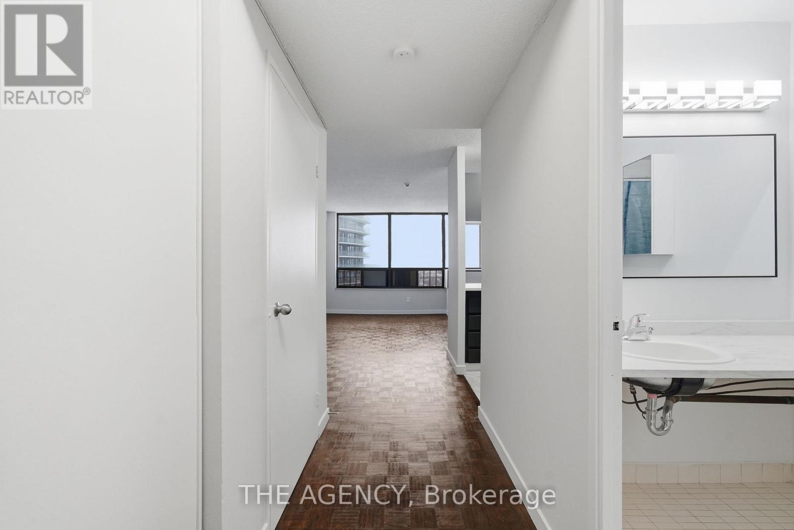 2105B - 2360 DUNDAS STREET W