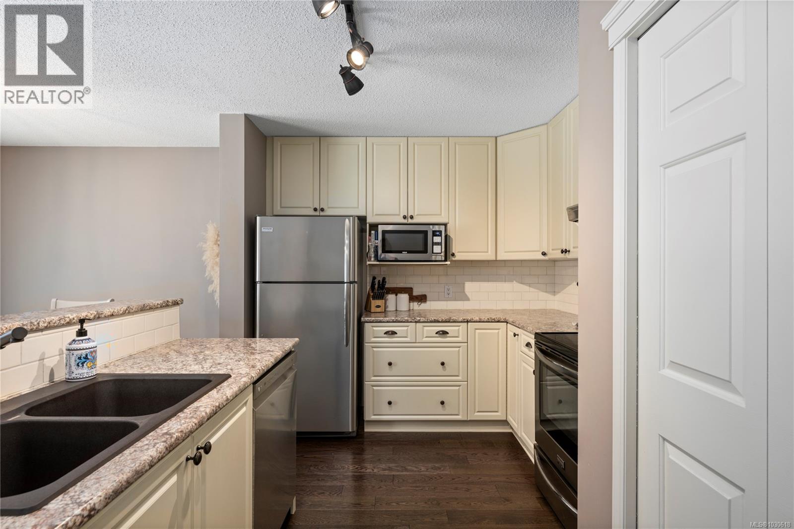 101 302 Village Way, Qualicum Beach