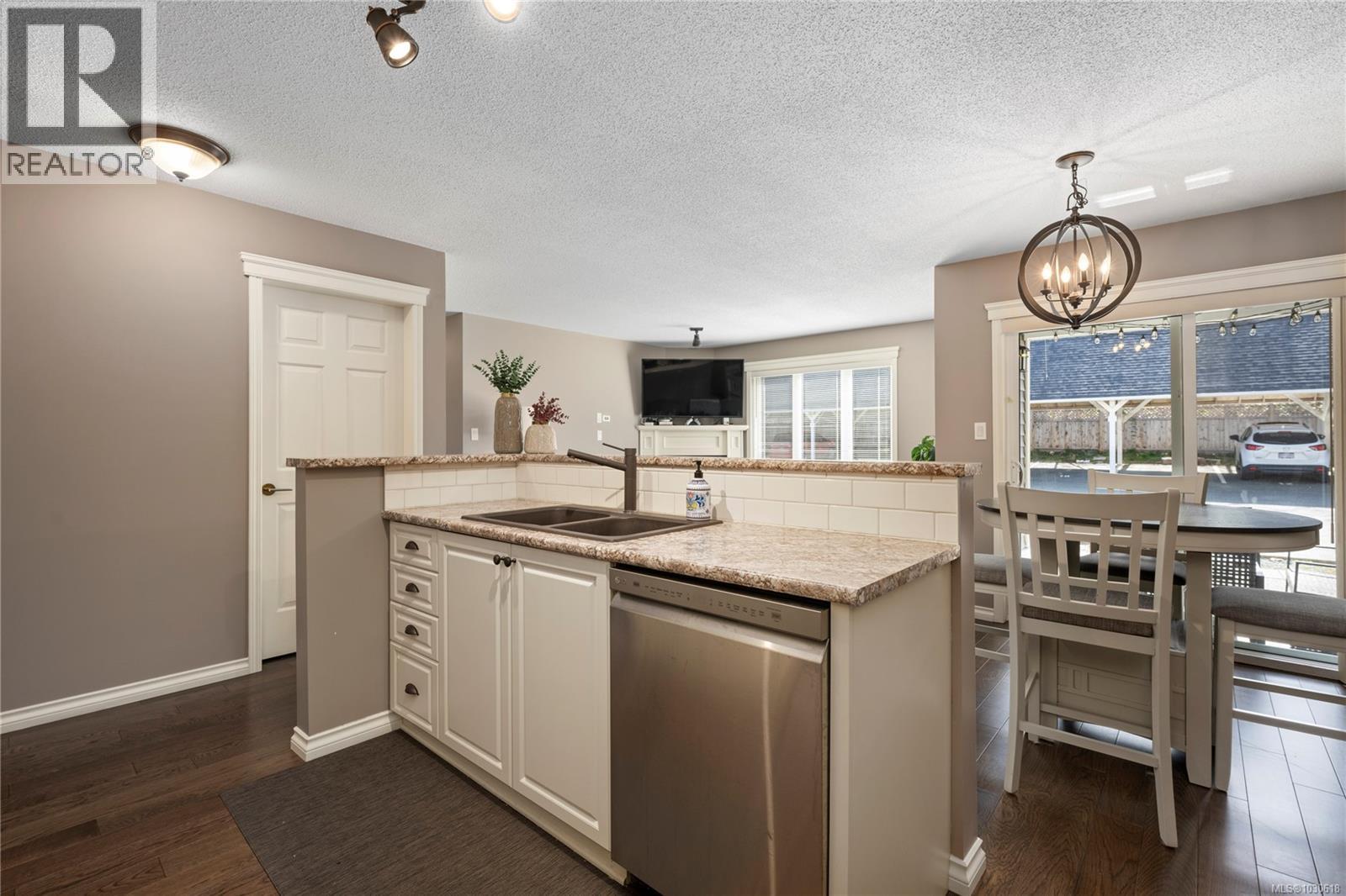 101 302 Village Way, Qualicum Beach
