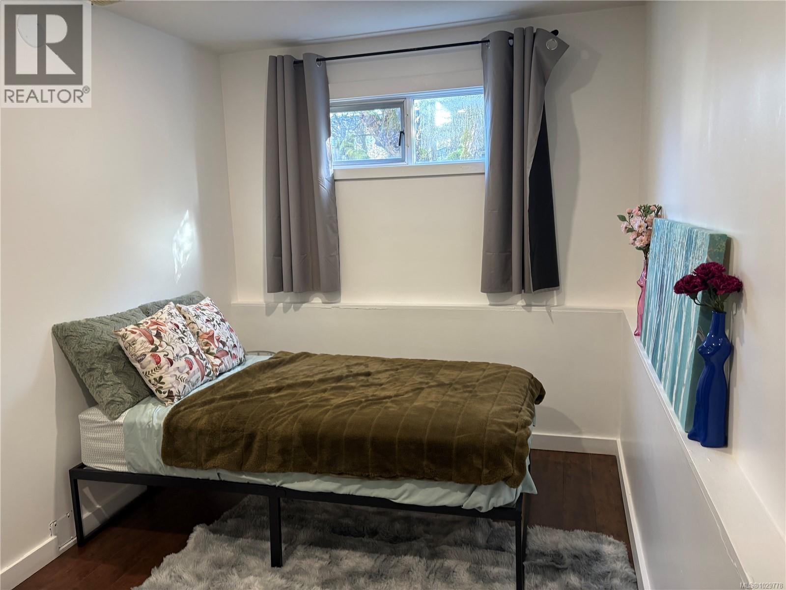 164 Stanford Ave W, Parksville