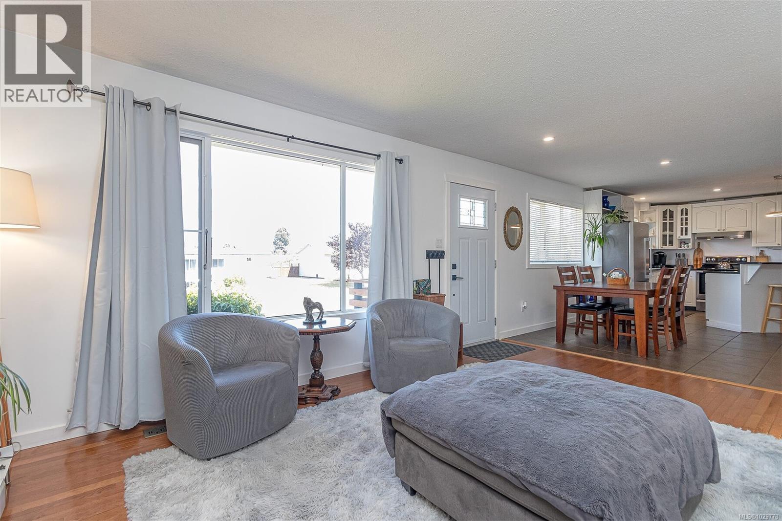 164 Stanford Ave W, Parksville