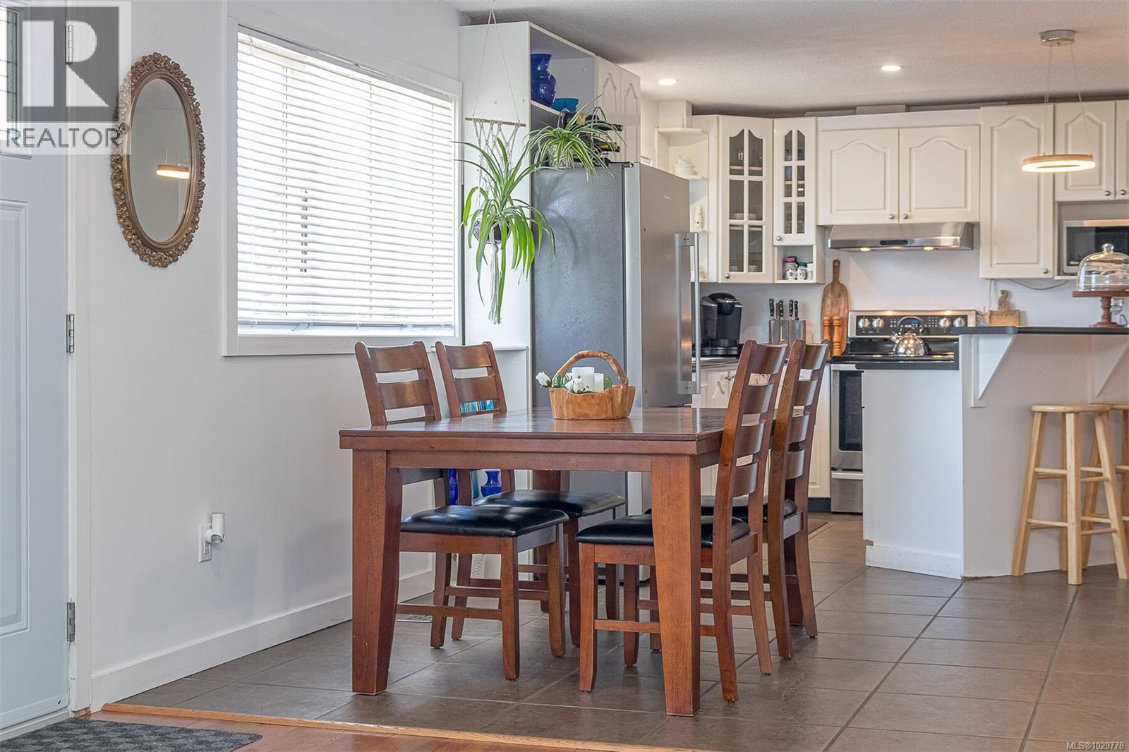 164 Stanford Ave W, Parksville