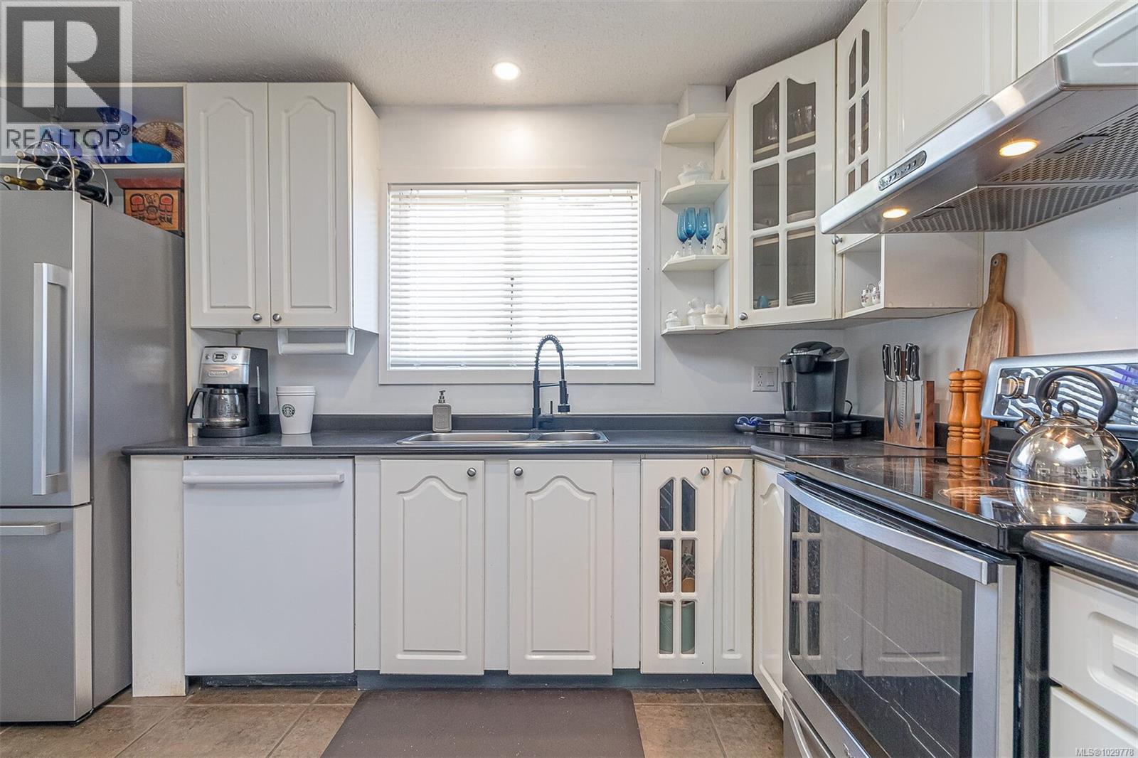 164 Stanford Ave W, Parksville